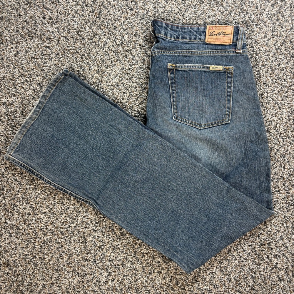 Levi Strauss Women's 33x31 Signature Stretch Low Rise Slim Bootcut Jeans Blue